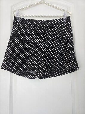 Ann Taylor Dot Shorts, Size 0, Side slit pockets